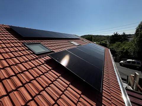 Panneaux photovoltaïques posés sur une toiture en tuiles à Varangéville