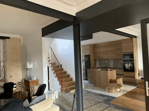 Maison rénovée de A à Z : escalier bois, cuisine ouverte, poutre métallique